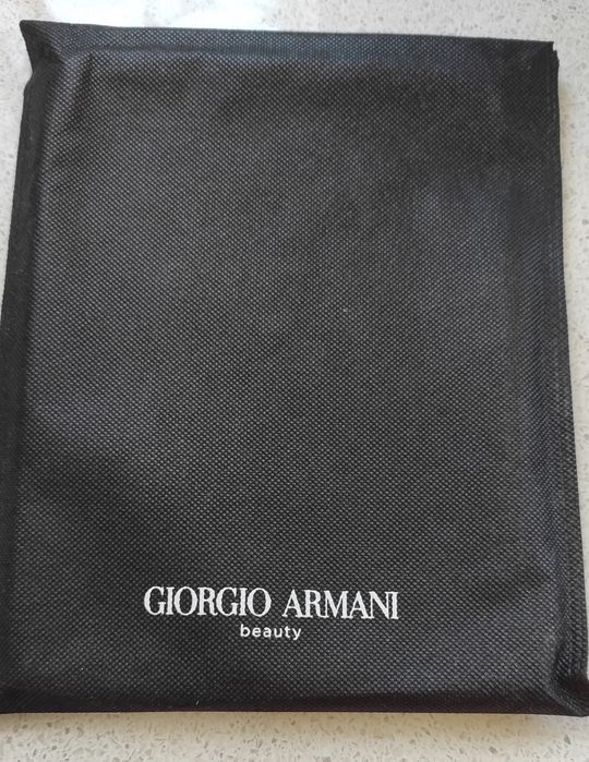 Клатч-косметичка от GIORGIO ARMANI красного цвета с замочком и ручкой.