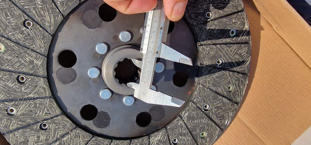 Disc ambreiaj tractor fiat Diametru: 280 mm
Numar dinti: 10
Dimensiune