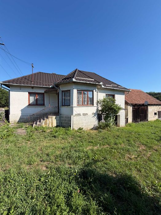Casa de vanzare + curte 1900 m2