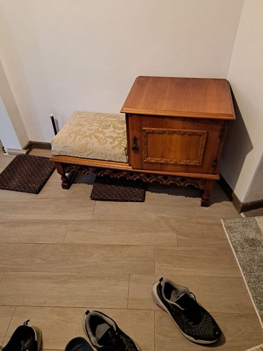 Set mobilă lemn masiv nuc – canapea, vitrină cu oglindă, masă extensib