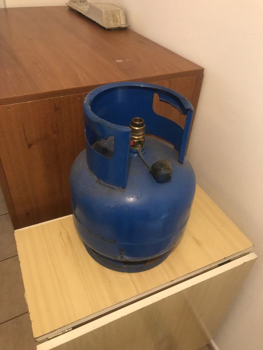 Газова  бутилка. / Има маркуч  и  клапан  .