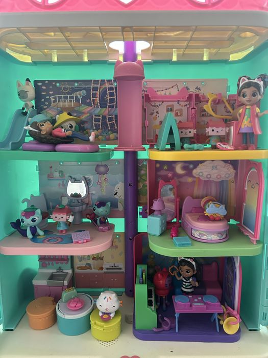 Vindem casuta de papusi Gabby’s Doolhouse cu toate accesoriile stranse de-a lungul timpului in stare excelenta!