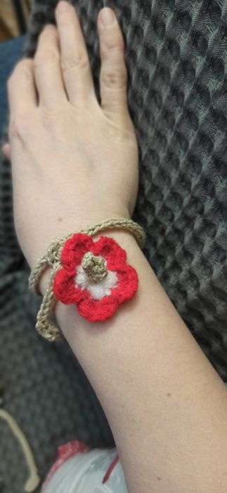 Мартеници, ръчно плетени