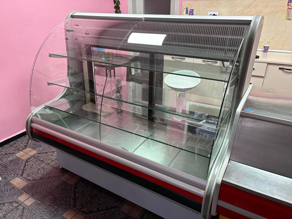 Сладкарска витрина