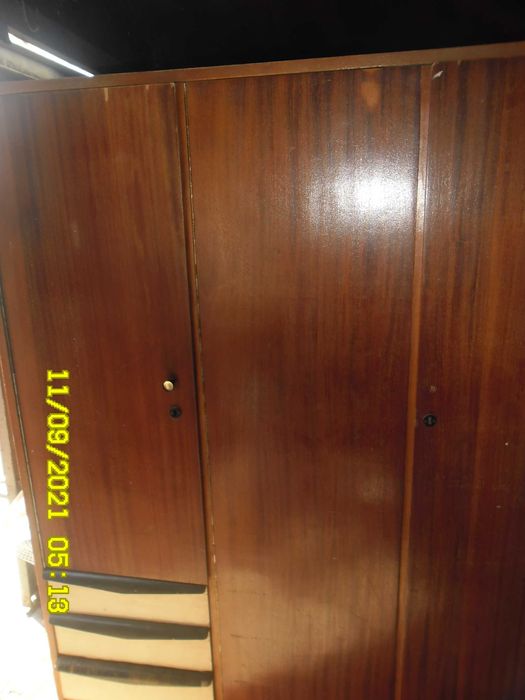 Продам срочно деревянный шкаф б/у дешево.