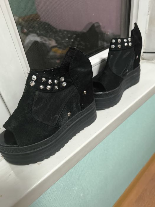 Продам босоножки на платформе