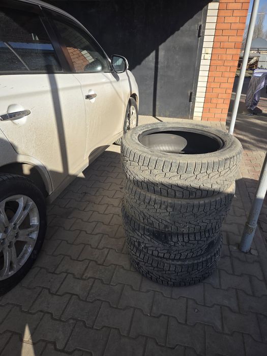 Продам комплект зимних шин дешово
