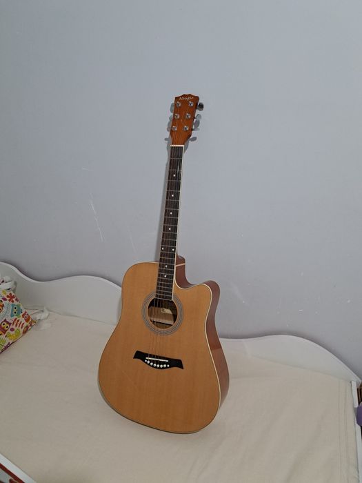 Продаю гитару  срочно