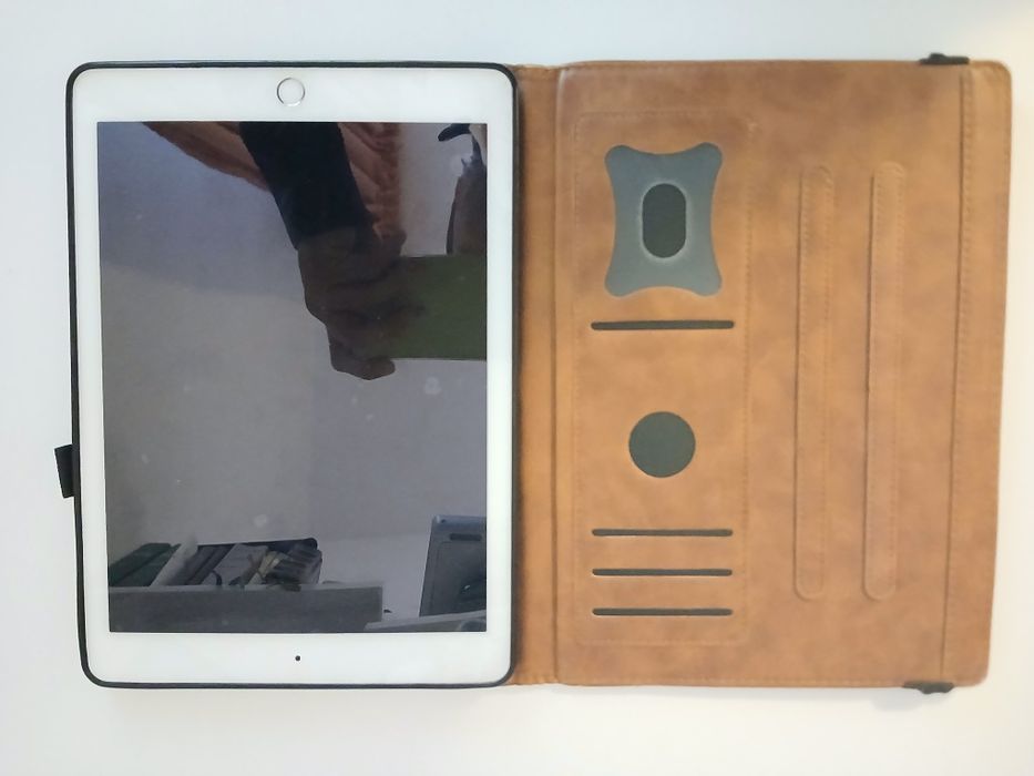 IPad   128 gb  A1567 plus cover