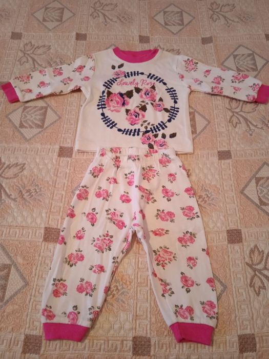 Дрешки за момиче размер 9-12 месеца.