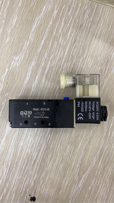 Электромагнитный пневмоклапан модель 4V210-08 от бренда  QZYI.