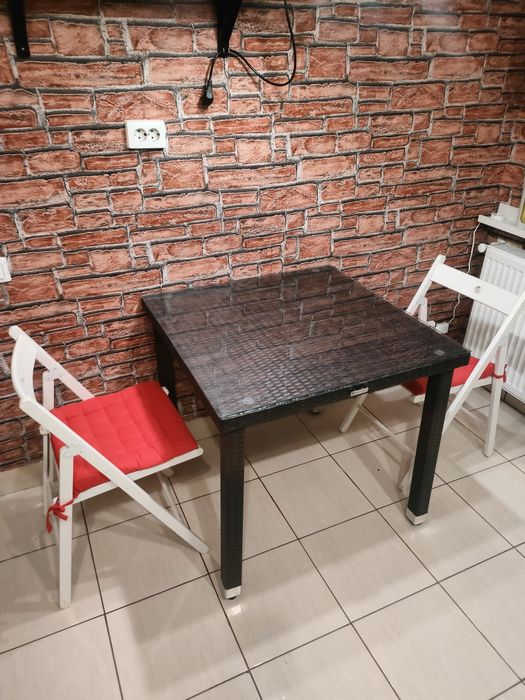 Masă dining / terasă din ratan cu blat din sticlă – aspect modern