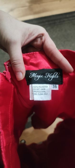 Rochie roșie de satin, cu aspect lucios și elegant