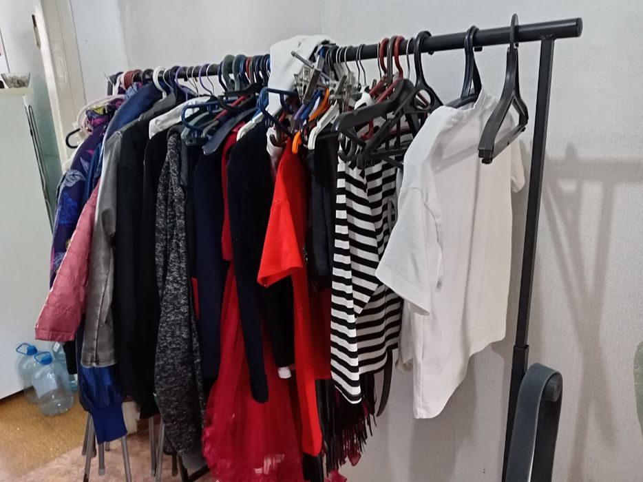 Продам вешалку гардеробную