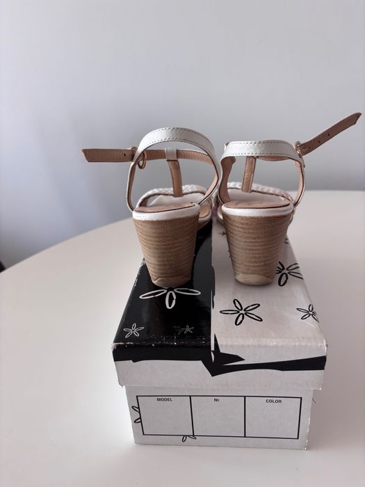 Сандали на платформа