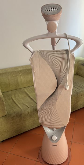 Fier de calcat cu aburi vertical Philips