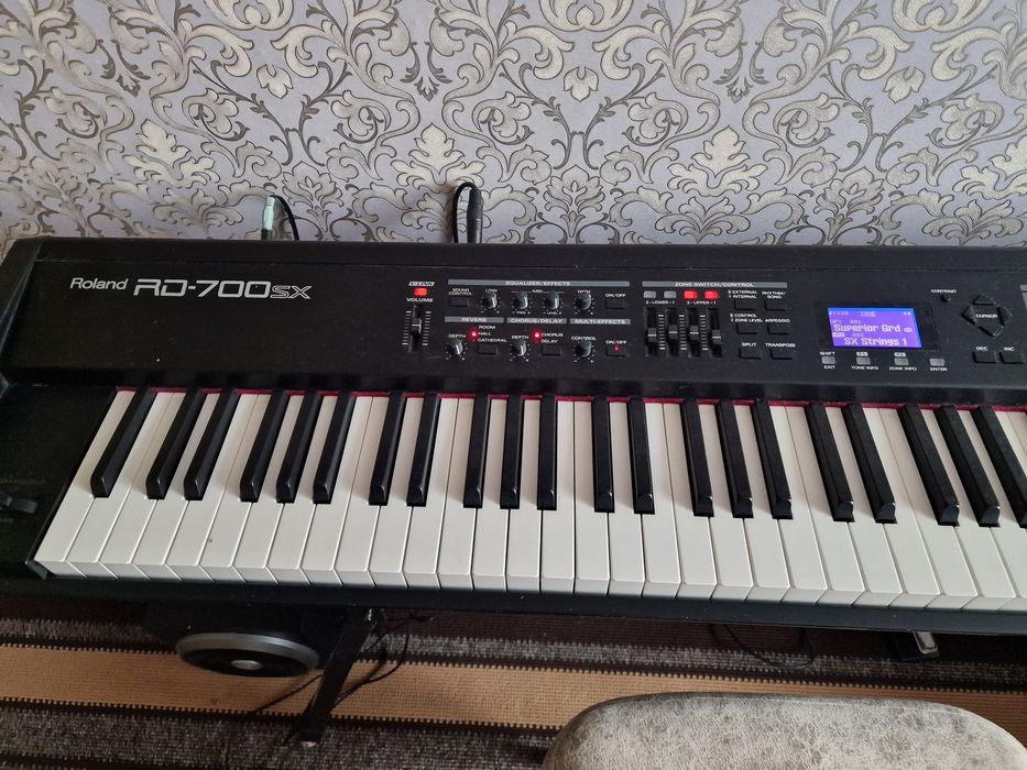 Vând Roland RD-700SX