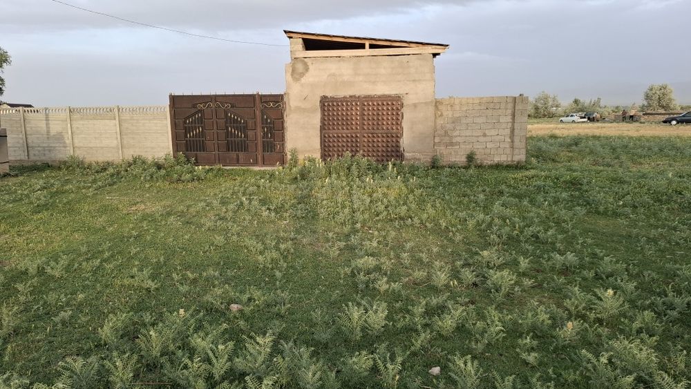 Земельный участок с времянкой