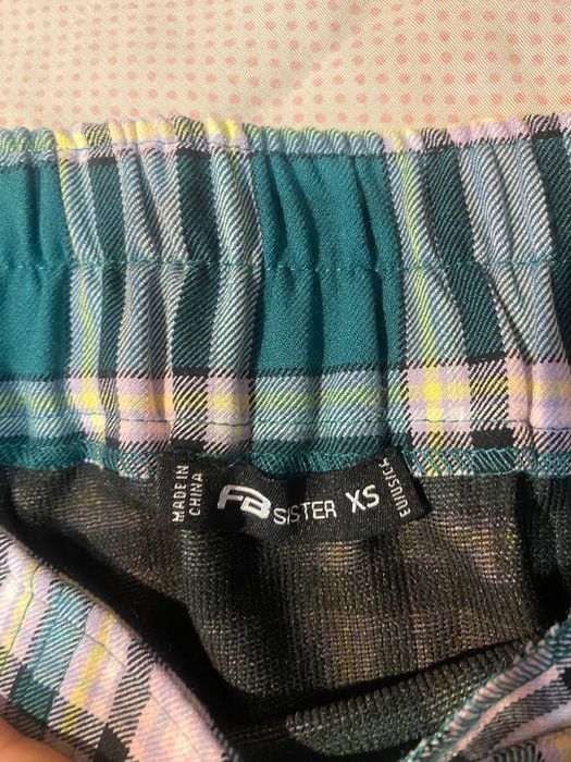 Пола. Не е носена - чисто нова.