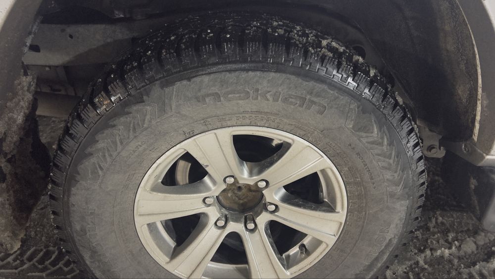 Шины с диском на прадо 95 в отличном состоянии