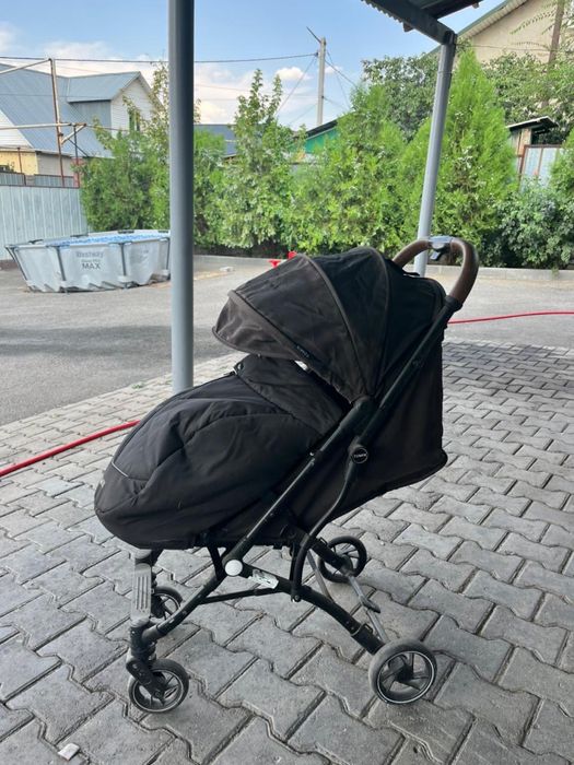 Продается прогулочная коляска Tomix