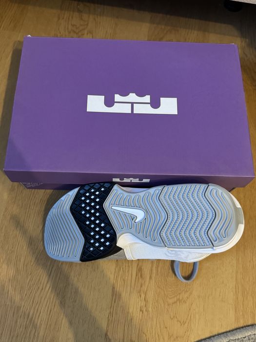 Adidasi Nike Lebron Witness 8