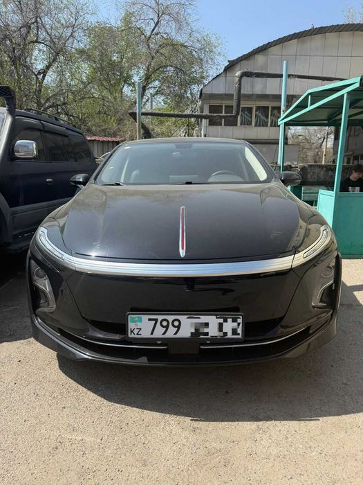 Авто в аренду Hongqi E-QM5