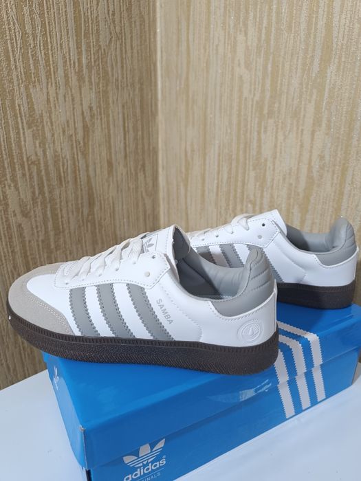 Женские кроссовки