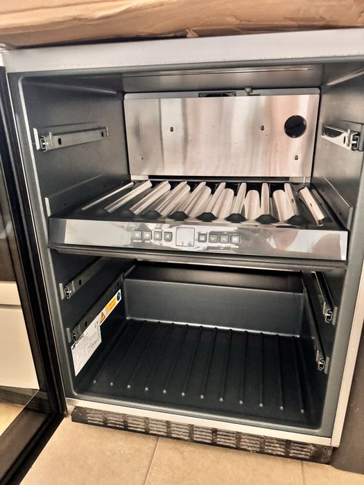 Охладител за вино SMEG