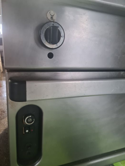 Vând cuptor cu plita pe gaz