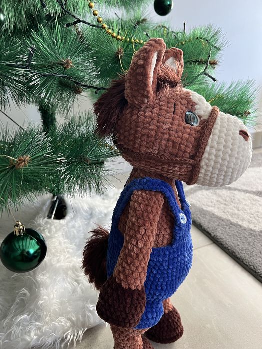 Ръчно плетено конче – мека плюшена играчка, подарък за дете