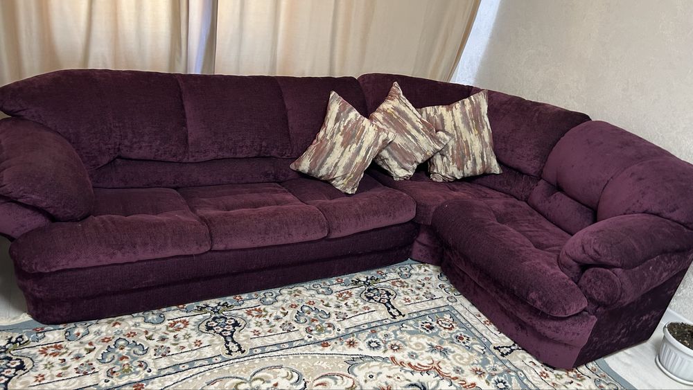 Диван для гостиной цена 40000 торг есть.