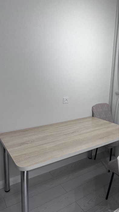 Кухонный стол без стульев