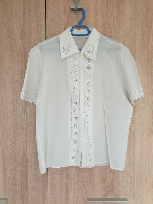 Vand bluze albe (totul 50 de lei)