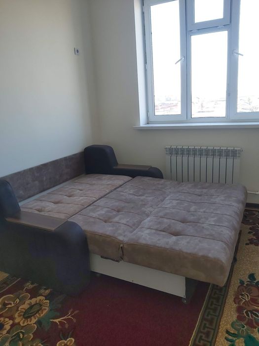 Krovat 1 kishilik. Ochilib, yoyiladi va buyumlar uchun sandig'i bor