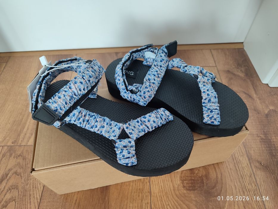 Нови MANGO сандали, 33 номер