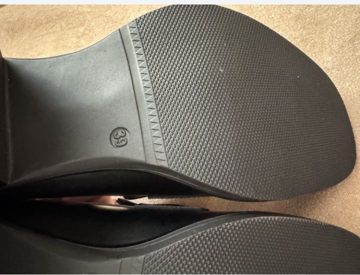 Дамски черни дантелени обувки и мокасини на ток