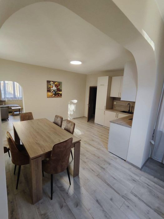 Дава се под наем Етаж от къща в Пловдив, Център - 110 кв.м за 900 € - Снимка #2