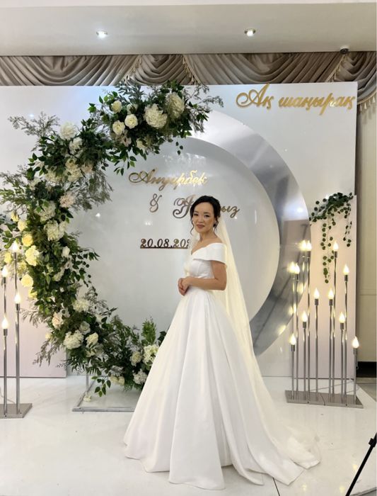 Свадебное атласное платье