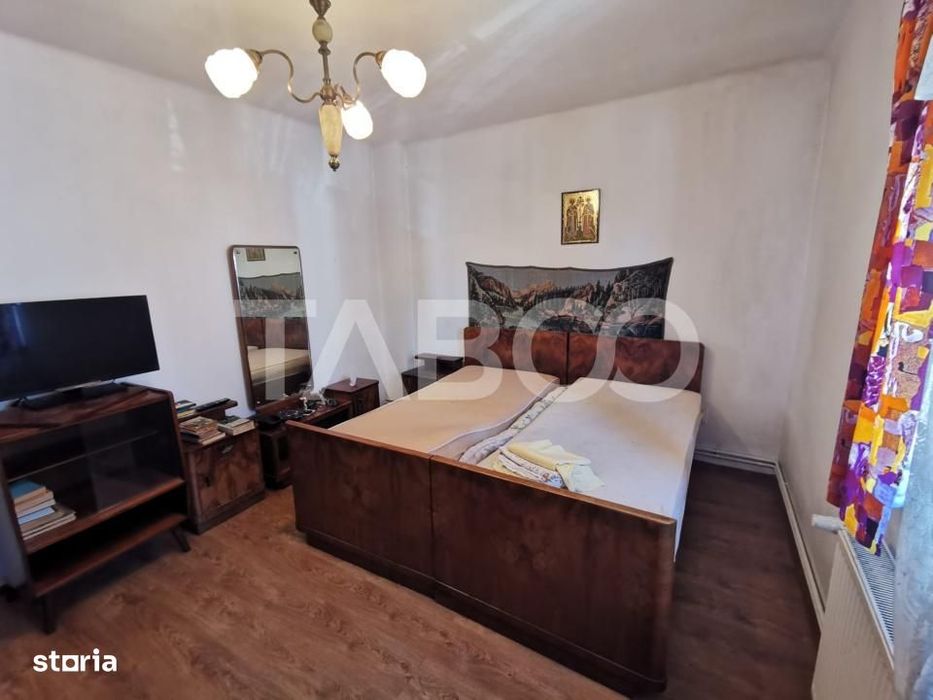 Casa cu 2 camere decomandate 335 mp teren in zona Parcul Tineretului