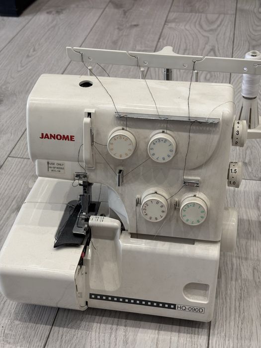 Оверлок Janome  б/у почти новый