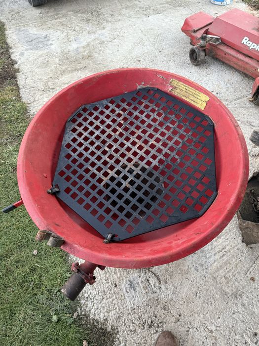 Sararita motocultor Stoll . Dispozitiv de imprastiat