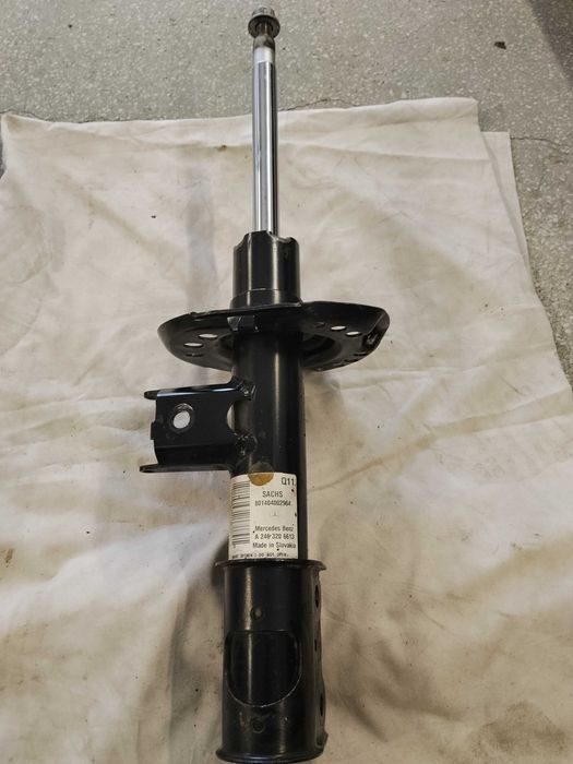 Продавам 1бр. употребяван преден десен амортисьор за Мercedes B180W246