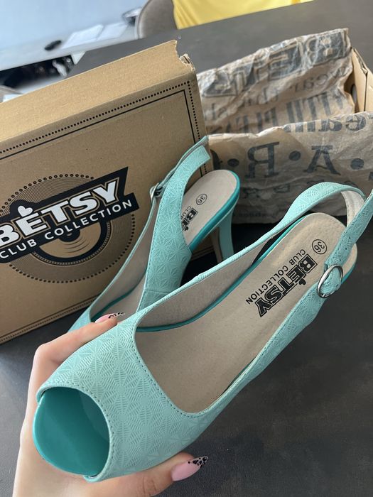 Синьо-зелени токчета