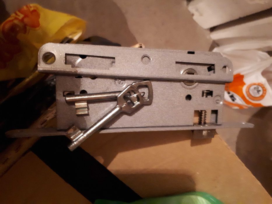 брави и дръжки за врати