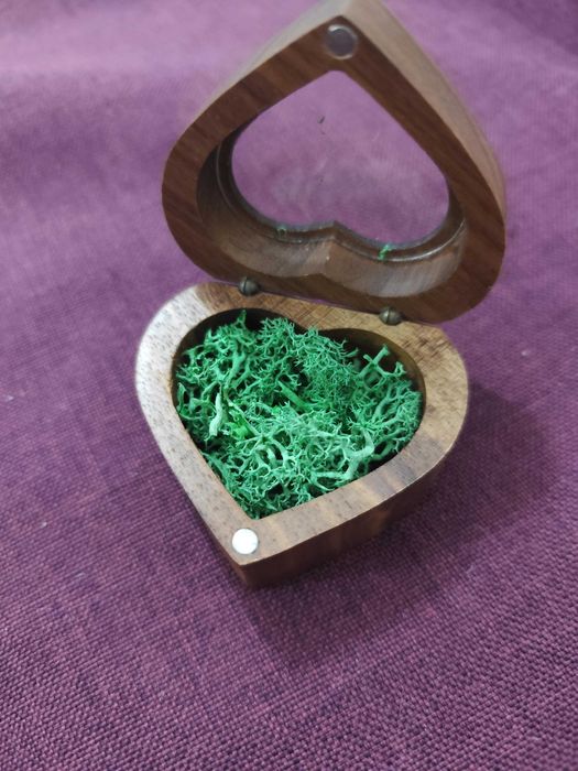 Булчинска кутия за халки пръстени дървена с мъх и акрилен капак сватба