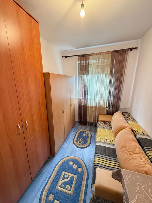 Apartament cu 3 camere , zona Rogerius