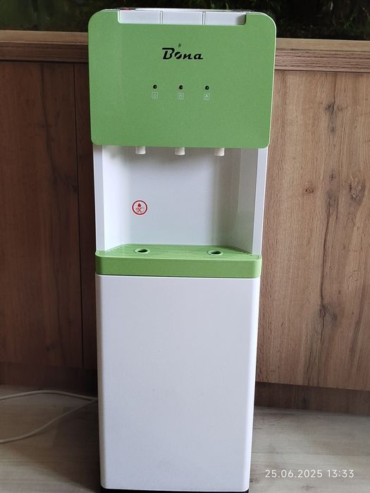 Кулер для холодной и горячей воды