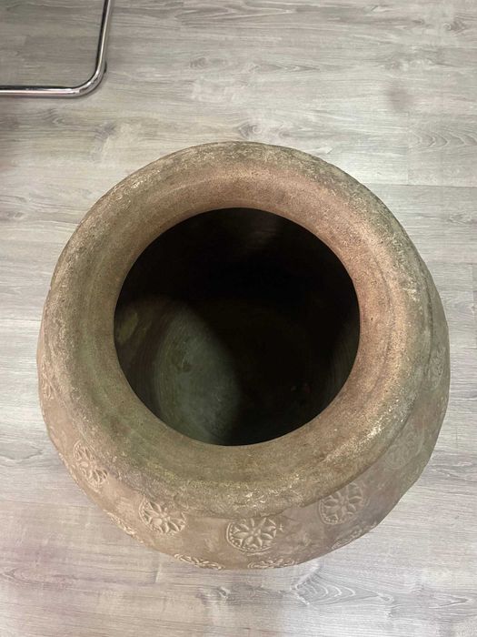 Qadimiy milliy sopol xum – qo‘lda yasalgan, antiqa buyum