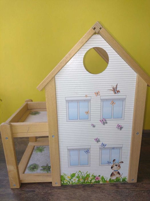 Детска къщичка за кукли с включени принадлежности.